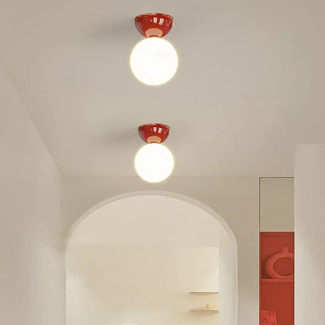 Luminaire plafonnier scandinave rouge en céramique avec abat-jours sphériques blancs pour salle à manger plus qu’un objet