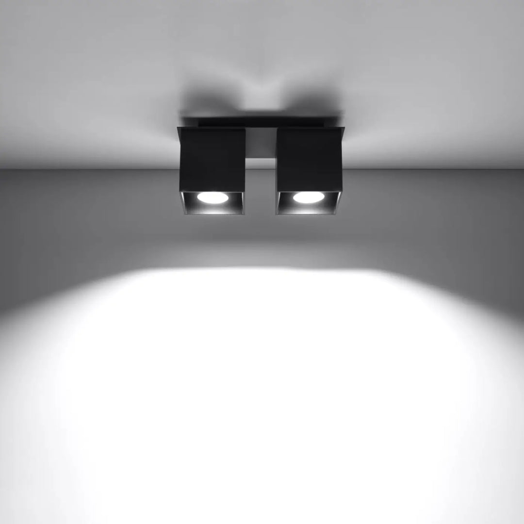 Luminaire Plafonnier noir allumée, vue rapprochée