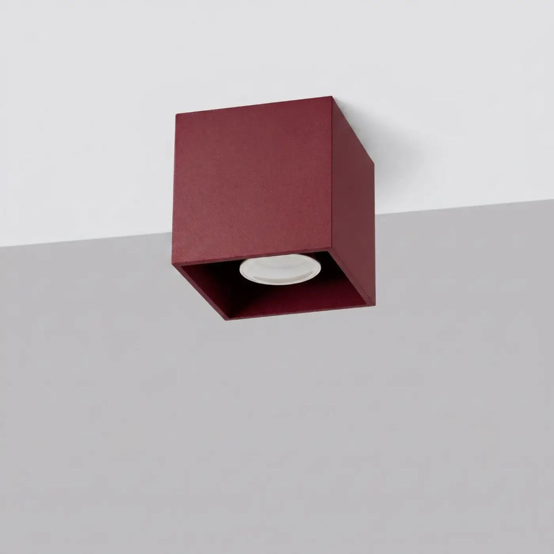Luminaire Plafonnier bordeaux éteinte, vue rapprochée