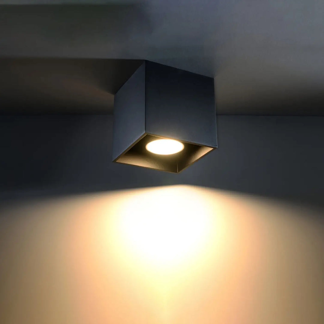 Luminaire Plafonnier noir allumée, vue rapprochée