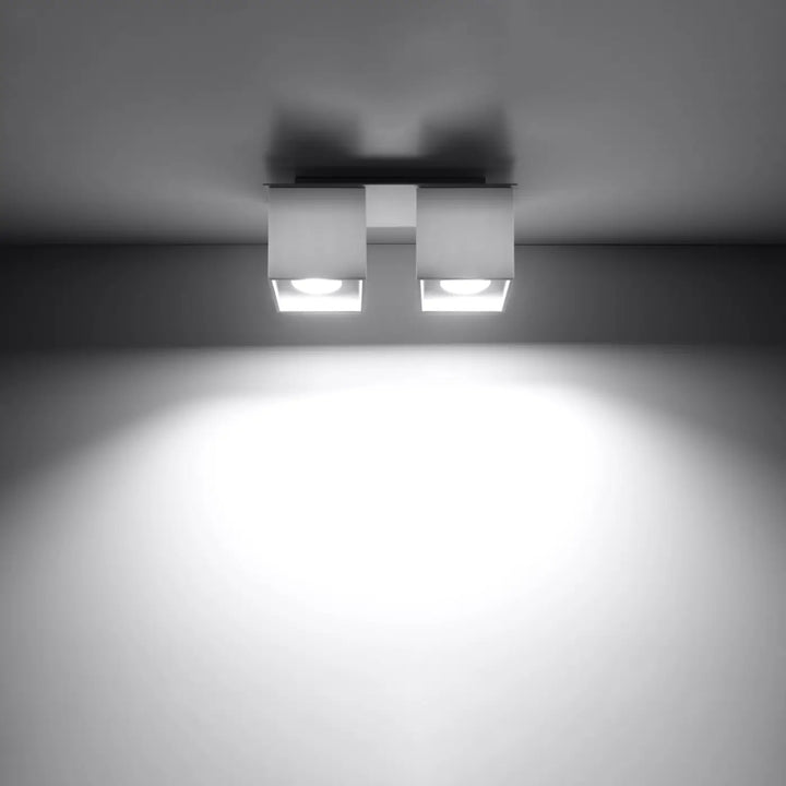 Luminaire Plafonnier blanc allumée, vue rapprochée