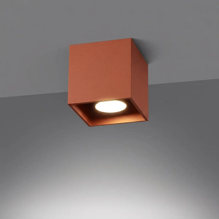 Luminaire Plafonnier ocre rouge allumée, vue rapprochée
