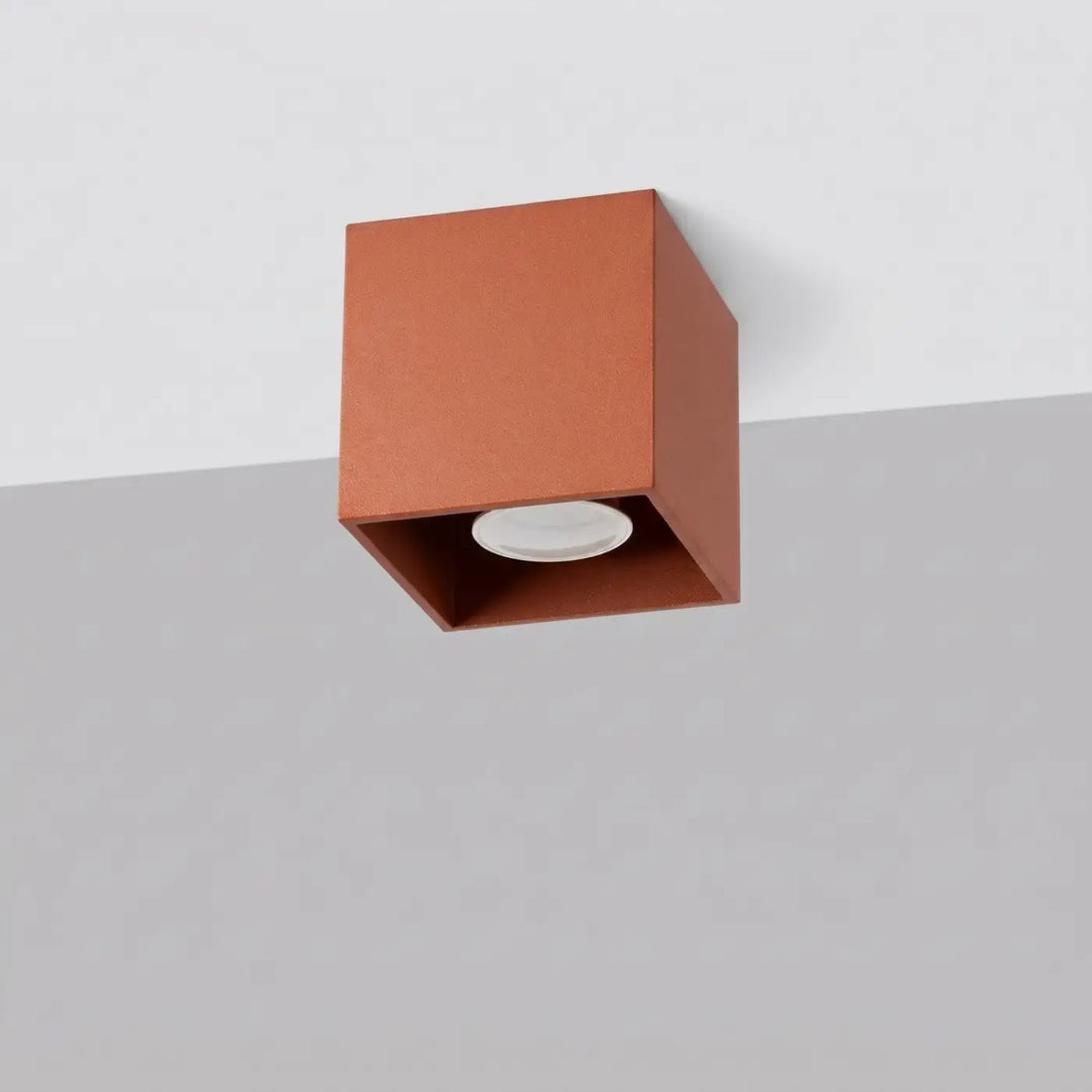 Luminaire Plafonnier ocre rouge éteinte, vue rapprochée