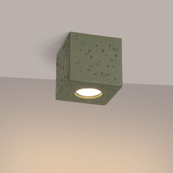 Luminaire Plafonnier vert olive allumée, vue rapprochée