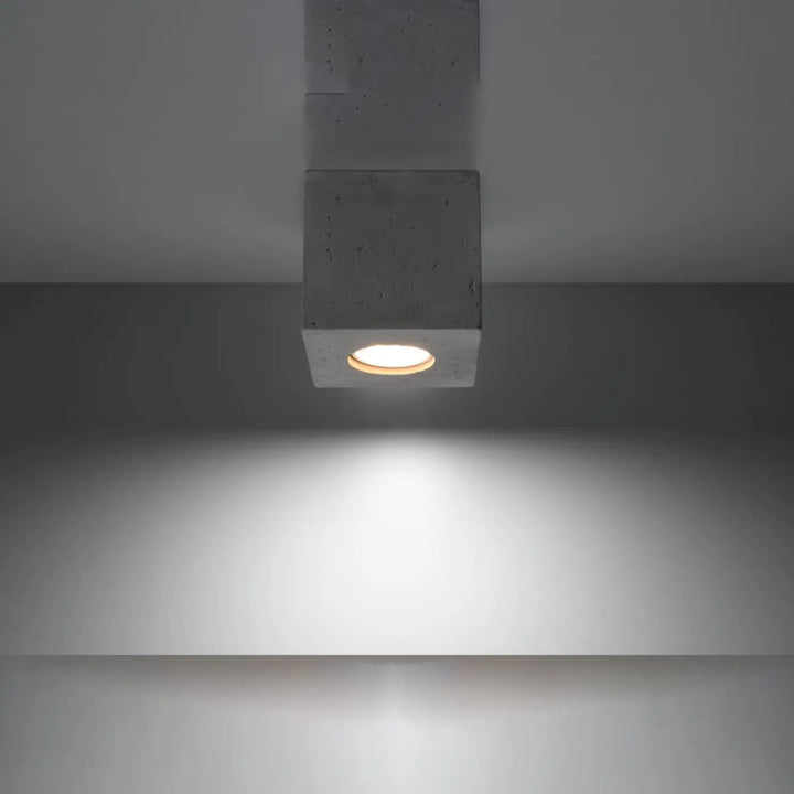 Luminaire Plafonnier gris allumée, vue rapprochée