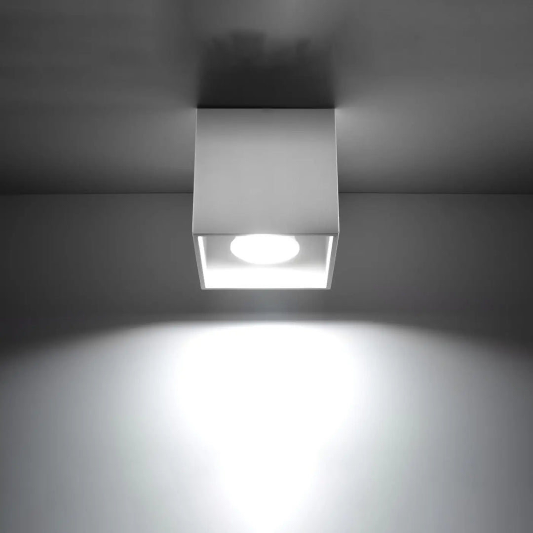 Luminaire Plafonnier blanc allumée, vue rapprochée