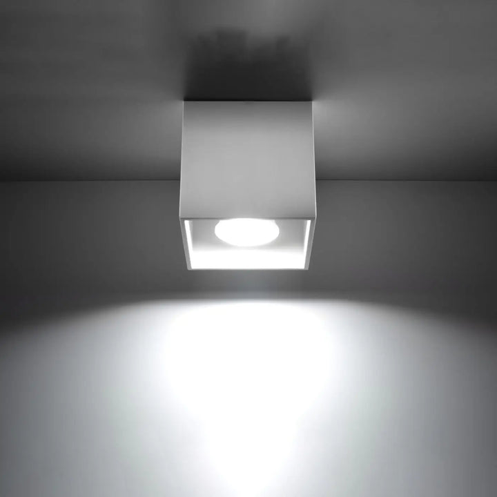 Luminaire Plafonnier blanc allumée, vue rapprochée