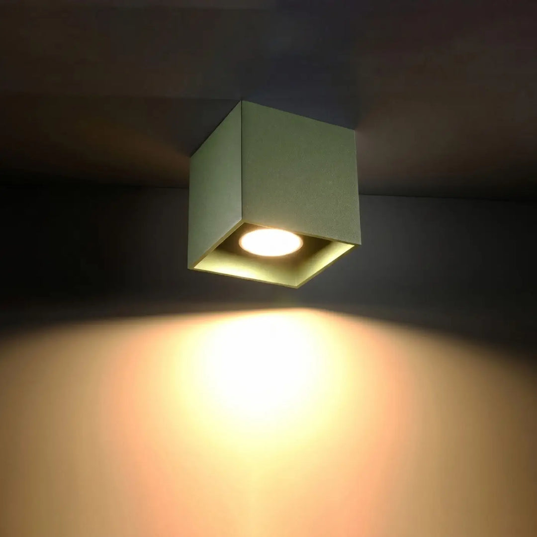 Luminaire Plafonnier vert olive allumée, vue rapprochée