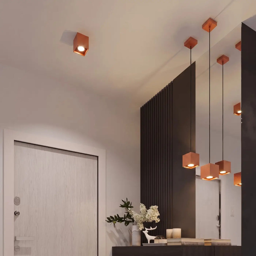 Luminaire Plafonnier ocre rouge dans un intérieur contemporain