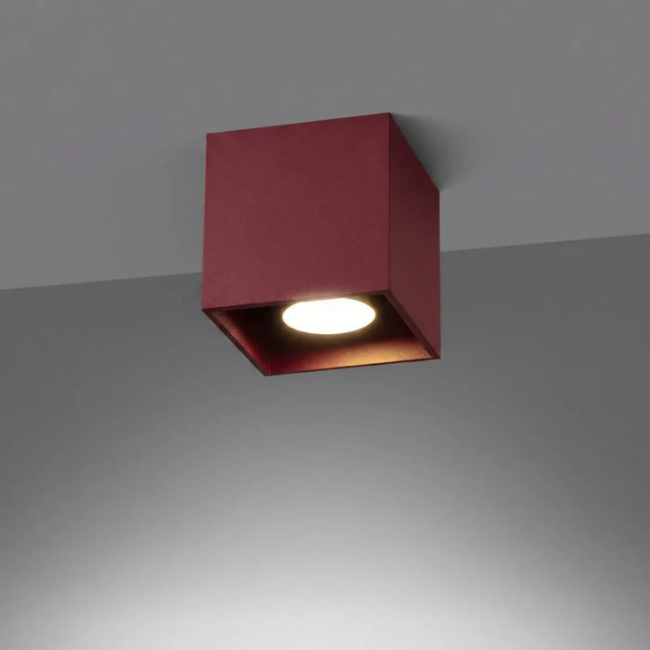 Luminaire Plafonnier bordeaux allumée, vue rapprochée