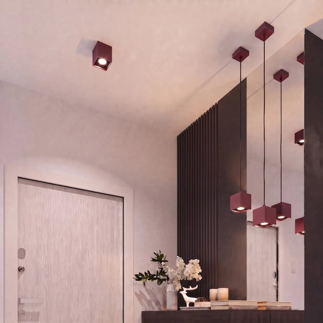 Luminaire Plafonnier bordeaux dans un intérieur contemporain