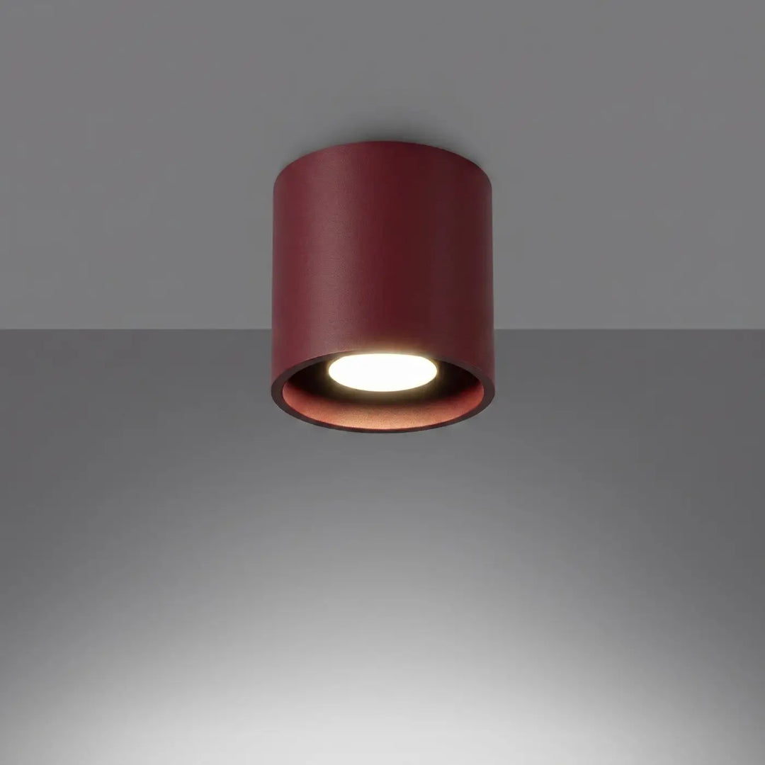 Luminaire Plafonnier bordeaux allumée, vue rapprochée