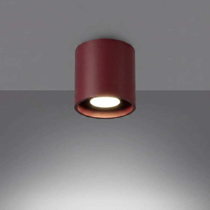 Luminaire Plafonnier bordeaux allumée, vue rapprochée
