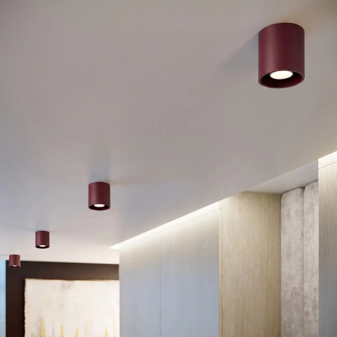 Luminaire Plafonnier bordeaux dans un intérieur contemporain
