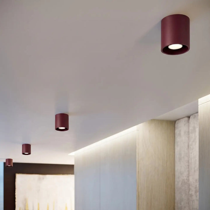 Luminaire Plafonnier bordeaux dans un intérieur contemporain