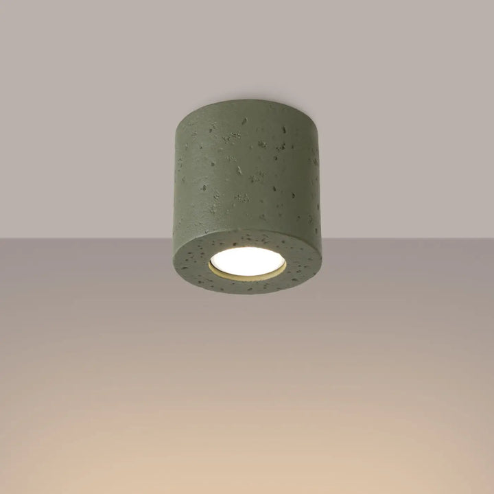 Luminaire Plafonnier vert olive allumée, vue rapprochée