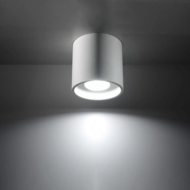 Luminaire Plafonnier blanc allumée, vue rapprochée
