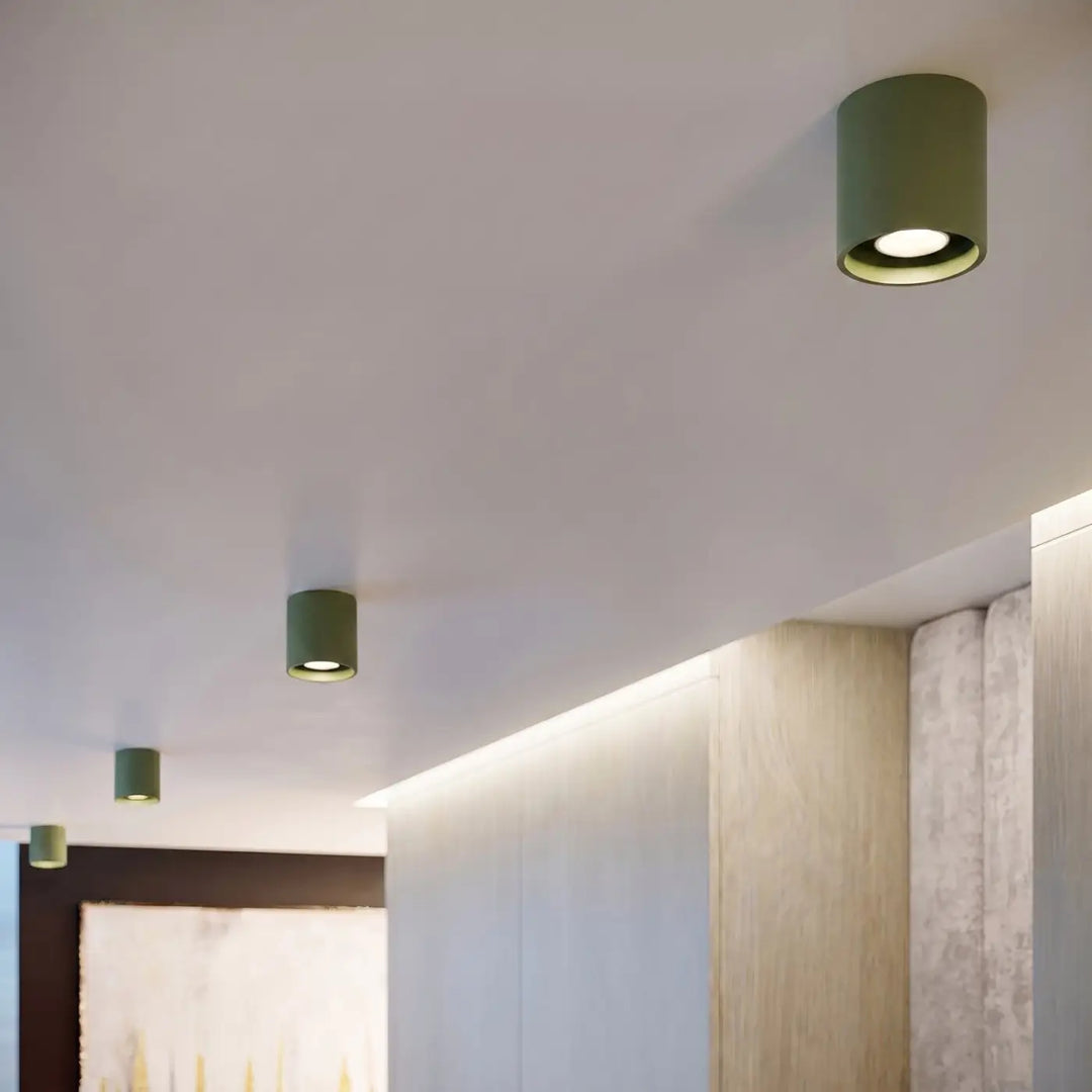 Luminaire Plafonnier vert olive dans un intérieur contemporain