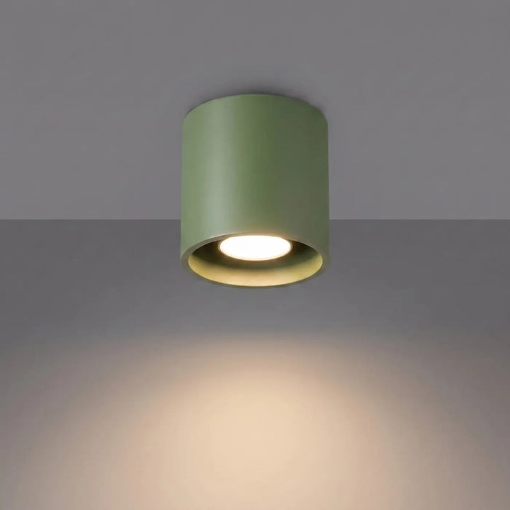 Luminaire Plafonnier vert olive allumée, vue rapprochée