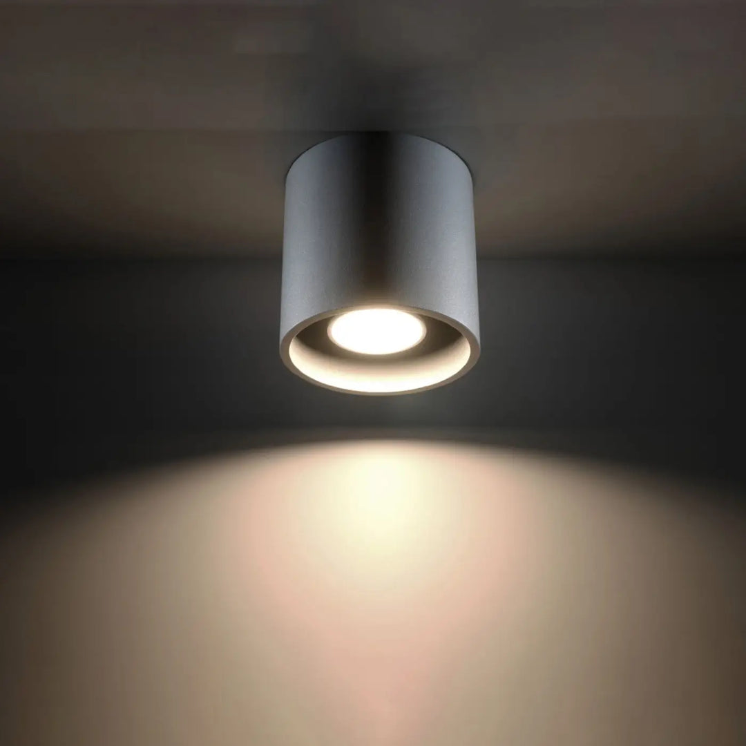 Luminaire Plafonnier gris allumée, vue rapprochée