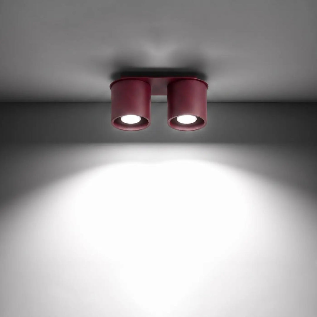 Luminaire Plafonnier bordeaux allumée, vue rapprochée
