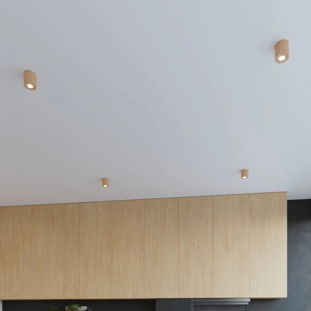 Luminaire Plafonnier bois naturel dans un intérieur contemporain