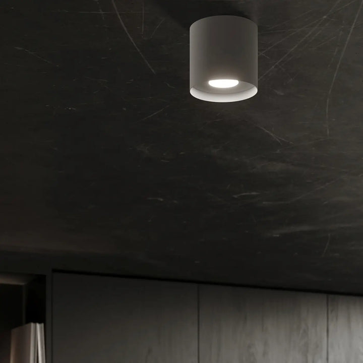 Luminaire plafonnier gris au plafond d'un bureau