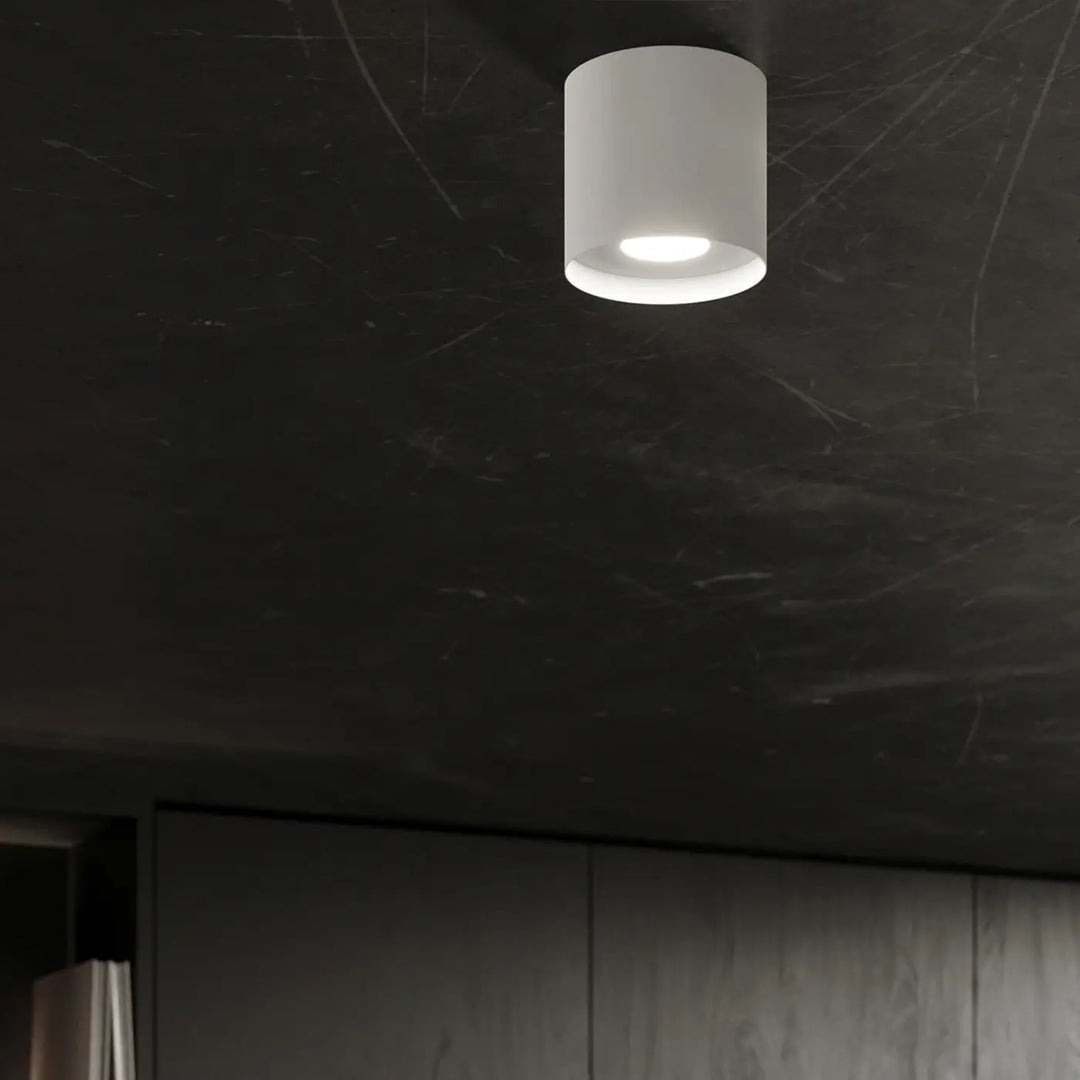Luminaire plafonnier blanc au plafond d'un bureau
