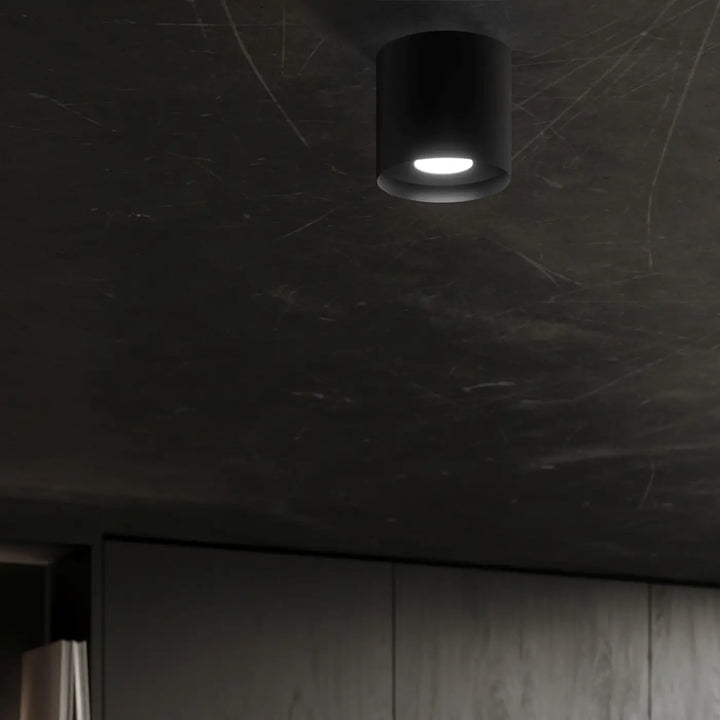 Luminaire plafonnier noir au plafond d'un bureau