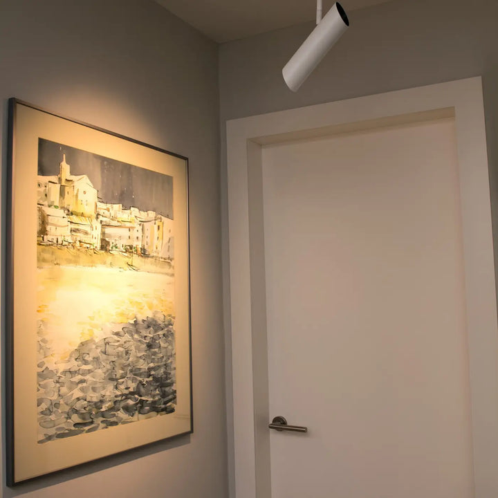 Plafonnier Link blanc orienté vers un tableau