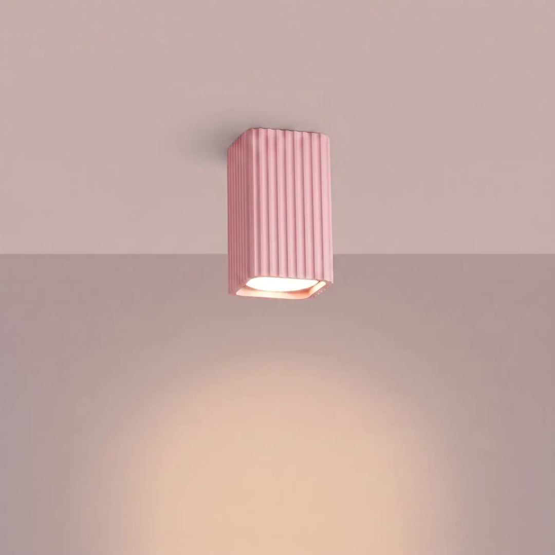 Plafonnier Rayo rose en aluminium cannelé, allumé