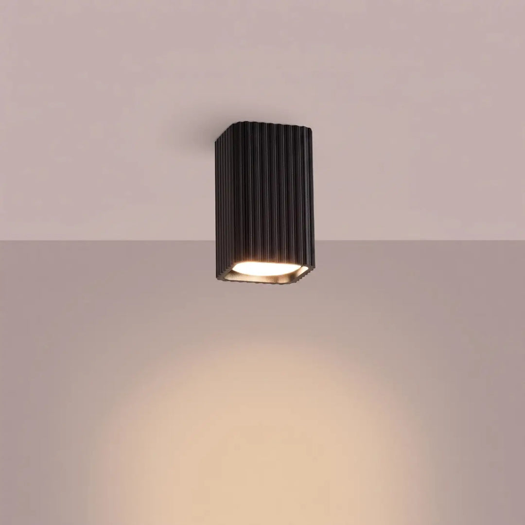 Plafonnier Rayo noir en aluminium cannelé, allumé