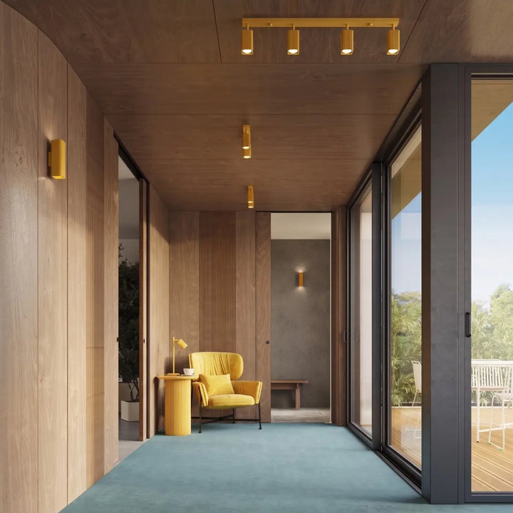 Plafonnier Rayo jaune en aluminium cannelé au plafond d'un couloir
