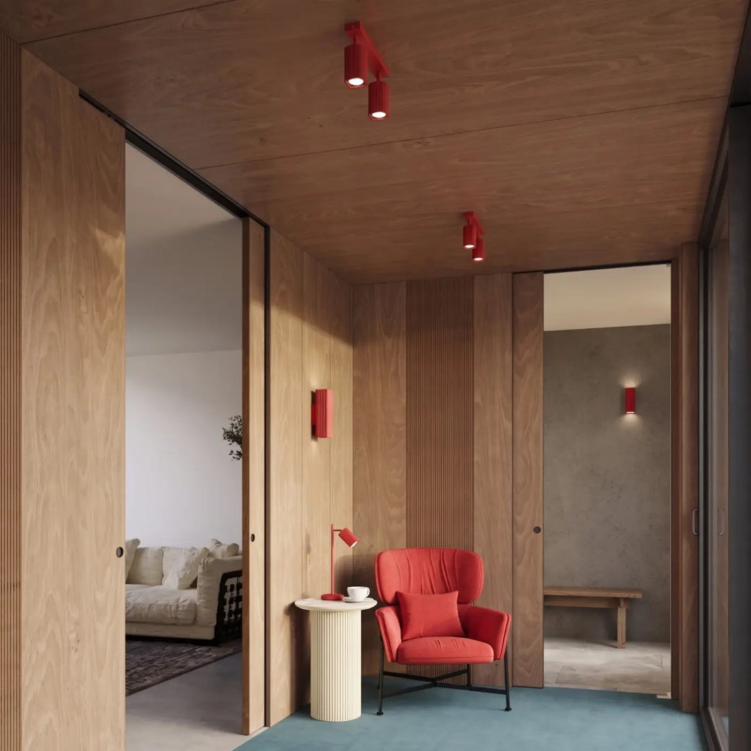 Plafonnier Rayo rouge en aluminium cannelé dans un hall d'entrée