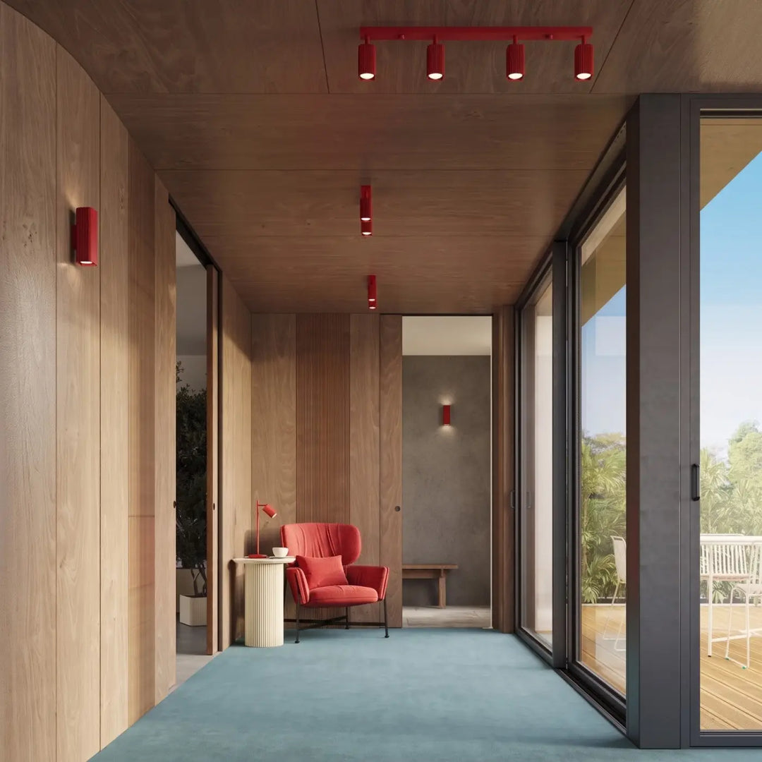 Plafonnier Rayo rouge en aluminium cannelé au plafond d'un couloir