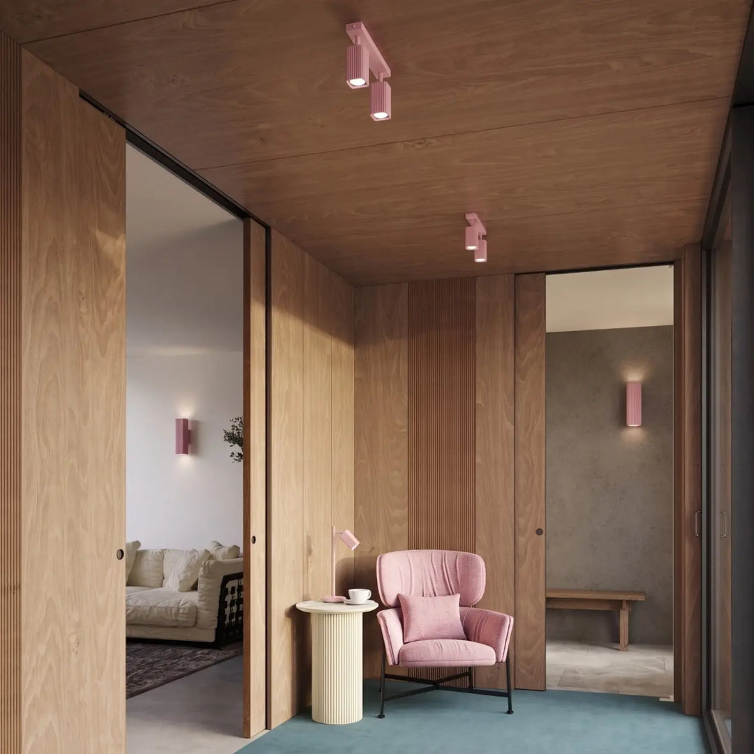 Plafonnier Rayo rose en aluminium cannelé dans un hall d'entrée