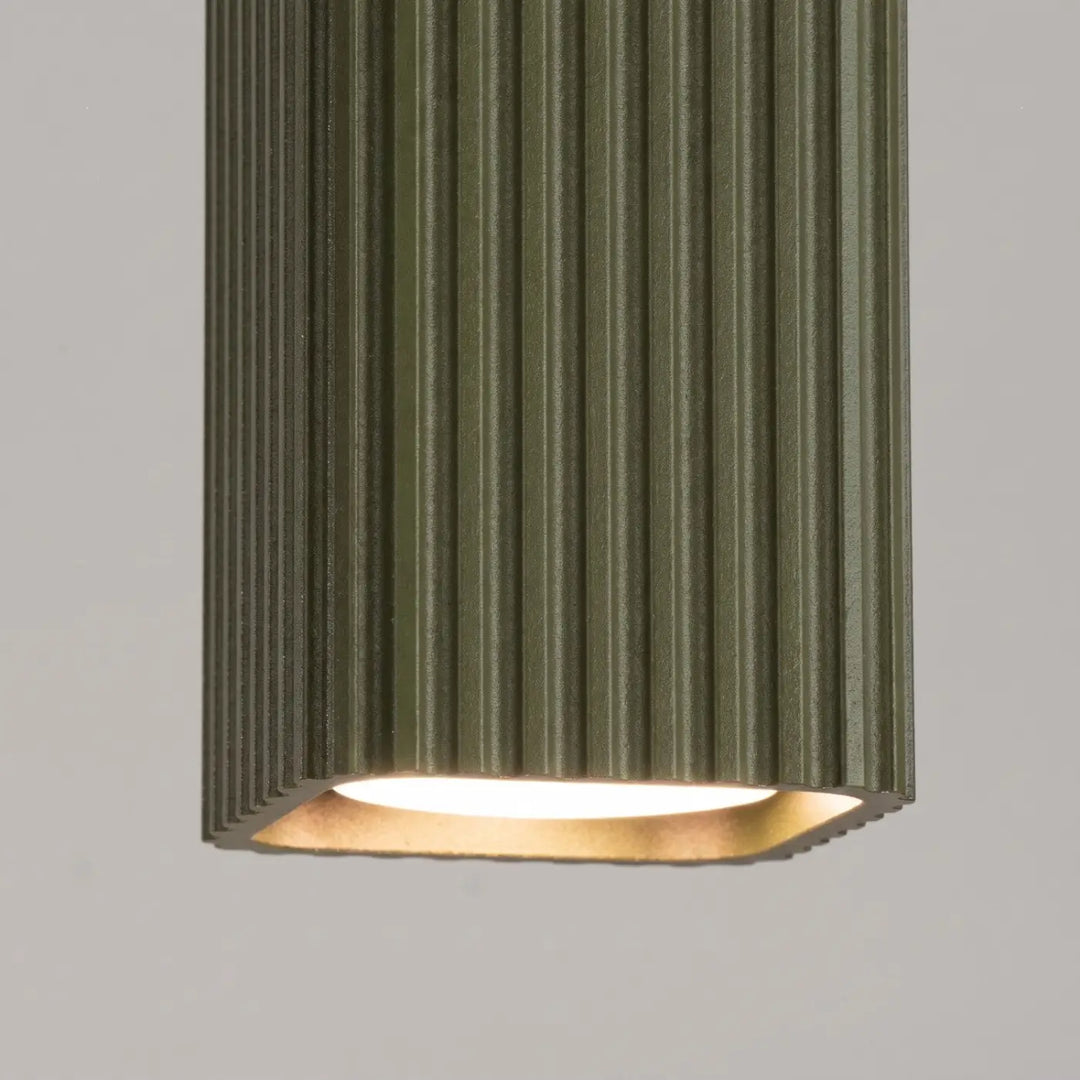 Plafonnier Rayo vert olive en aluminium cannelé, détail des cannelures