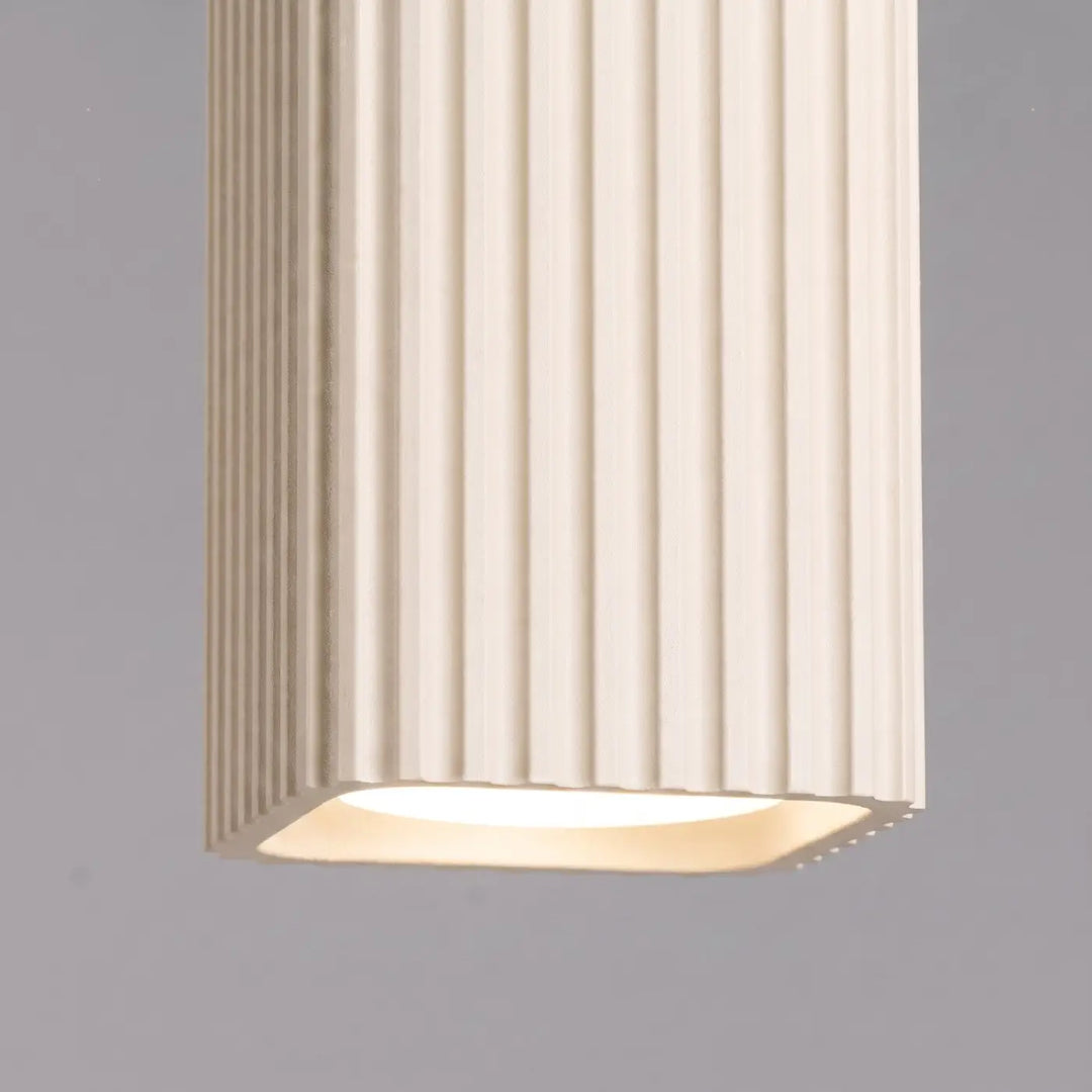 Plafonnier Rayo beige en aluminium cannelé, détail des cannelures