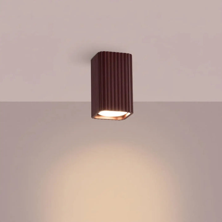 Plafonnier Rayo marron en aluminium cannelé, allumé