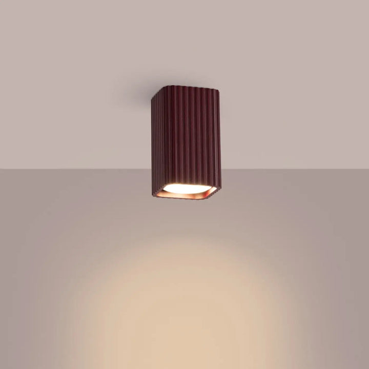 Plafonnier Rayo bordeaux en aluminium cannelé, allumé