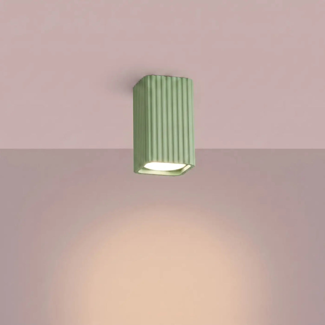 Plafonnier Rayo sauge en aluminium cannelé, allumé
