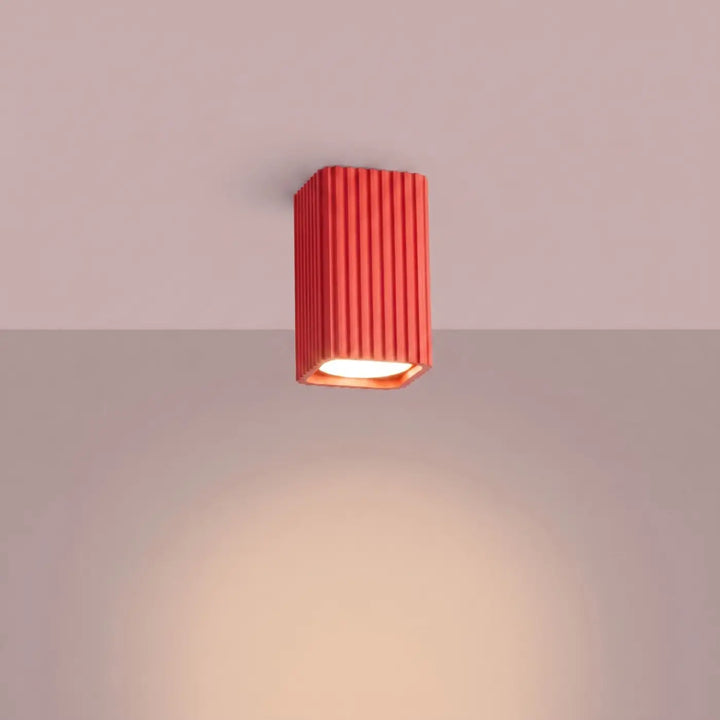 Plafonnier Rayo rouge en aluminium cannelé, allumé