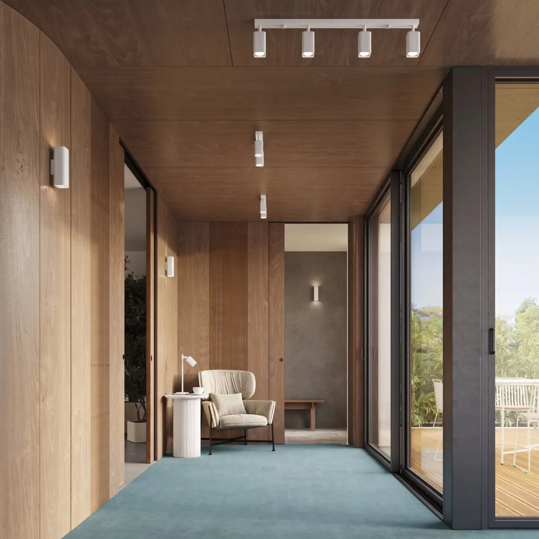 Plafonnier Rayo blanc en aluminium cannelé au plafond d'un couloir