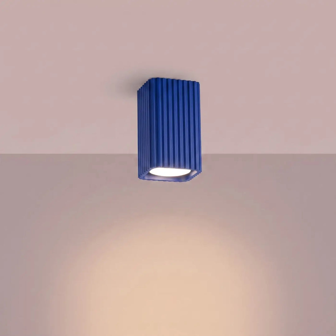 Plafonnier Rayo outremer en aluminium cannelé, allumé