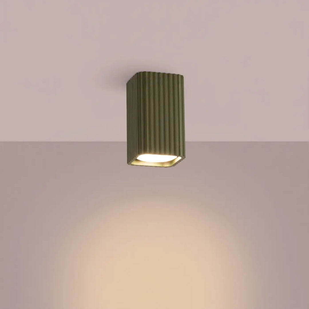 Plafonnier Rayo vert olive en aluminium cannelé, allumé