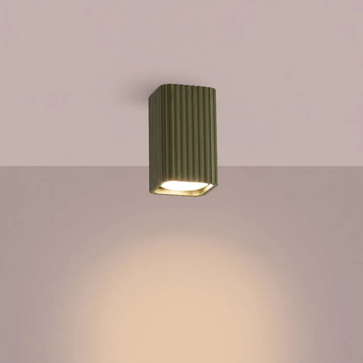 Plafonnier Rayo vert olive en aluminium cannelé, allumé