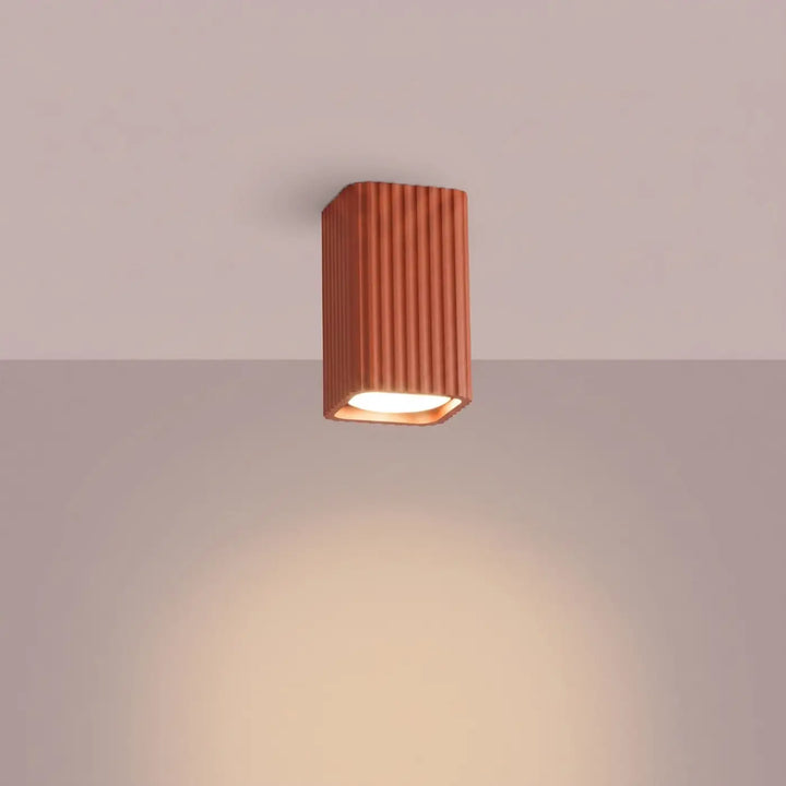 Plafonnier Rayo ocre rouge en aluminium cannelé, allumé