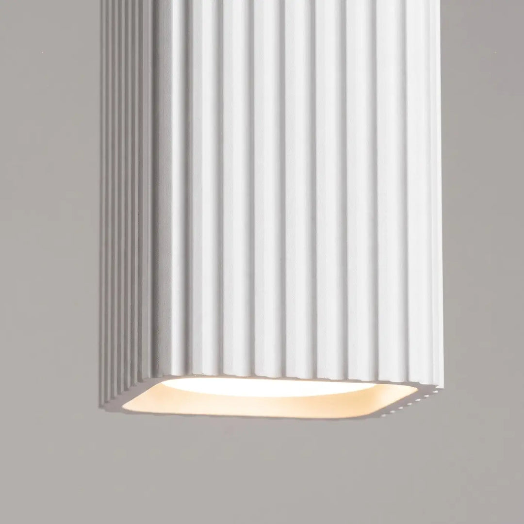 Plafonnier Rayo blanc en aluminium cannelé, détail des cannelures