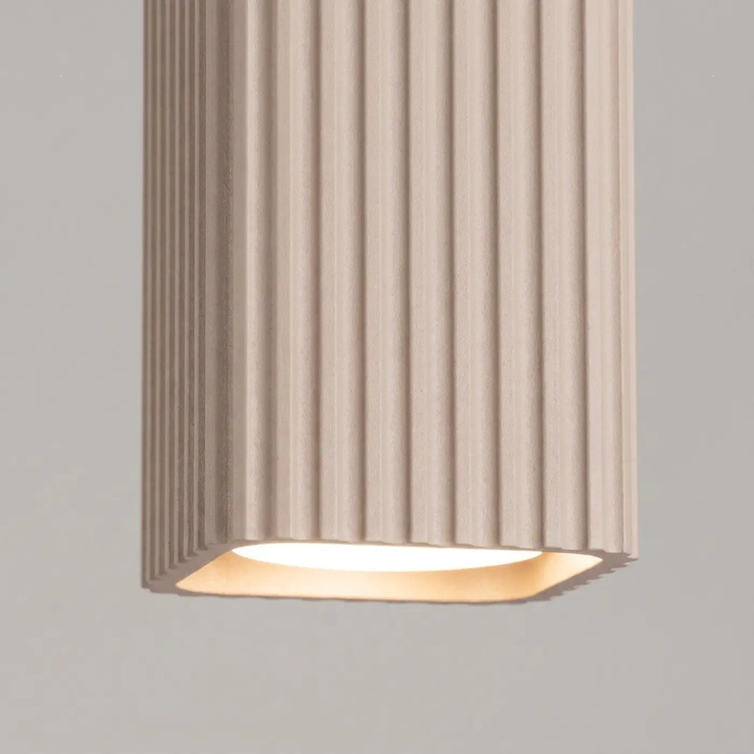 Plafonnier Rayo taupe en aluminium cannelé, détail des cannelures