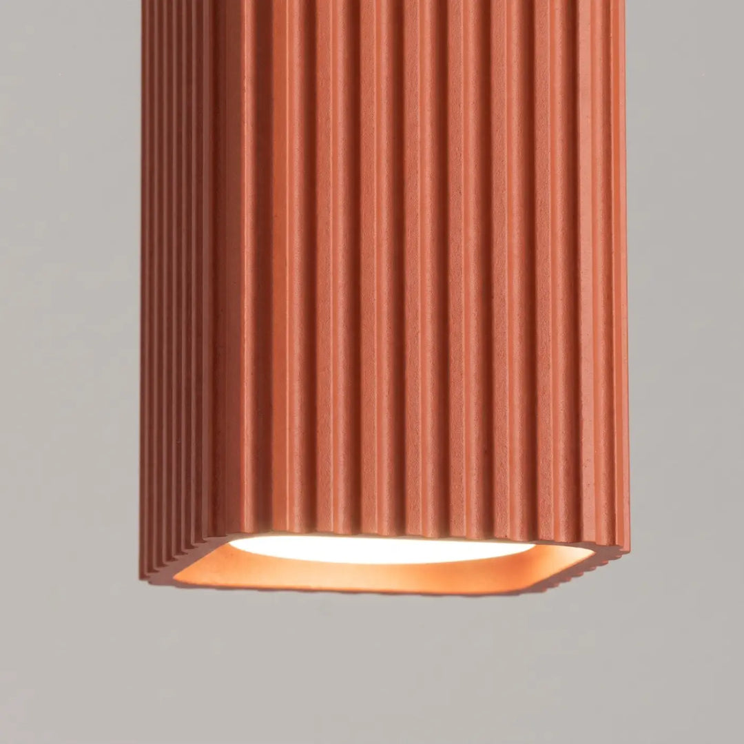 Plafonnier Rayo ocre rouge en aluminium cannelé, détail des cannelures